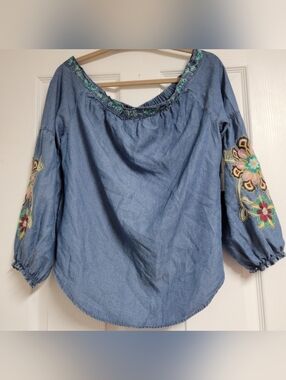 Ban.jara Anthropologue NWT Chambray Off Shoulder Embroidered Boho Blouse.